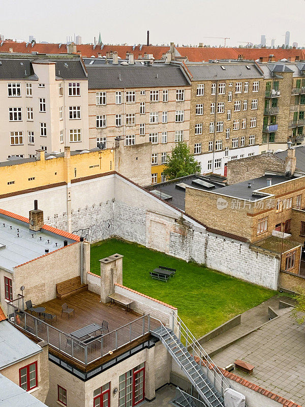 哥本哈根的Nørrebro是一片葱郁的绿洲，坐落在公寓楼之间，