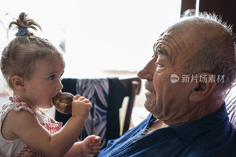 爷爷和孙女一起玩。