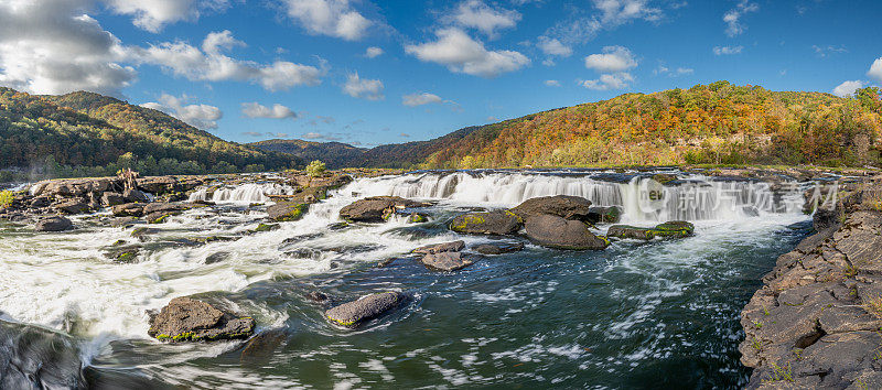 在美国西弗吉尼亚州阿巴拉契亚山脉的秋季，新河峡谷国家公园令人惊叹的砂岩瀑布。