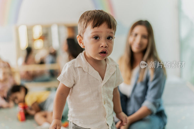 一个蹒跚学步的男孩在游戏室的画像