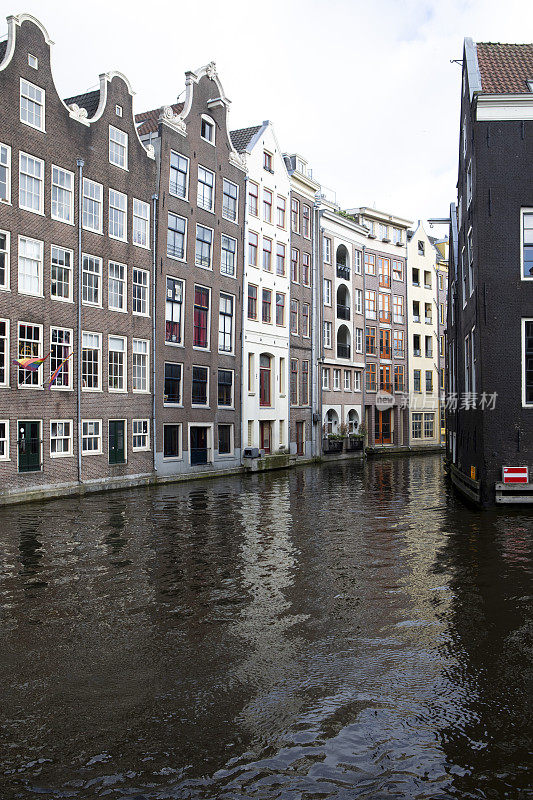 阿姆斯特丹运河滨水区的一排城市建筑