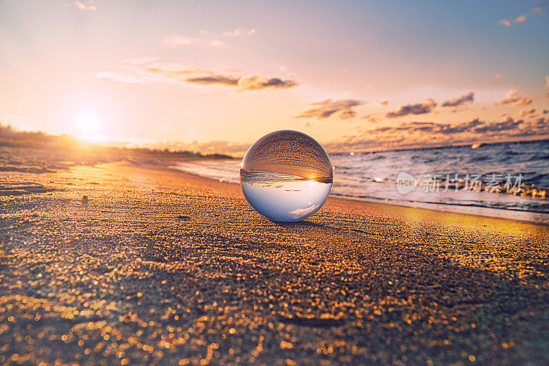 玻璃地球仪在波罗的海的海滩上，在其中的景观