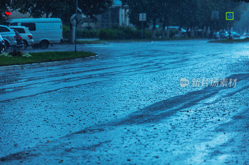 汽车驶过水坑。水溅。坏天气。暴雨