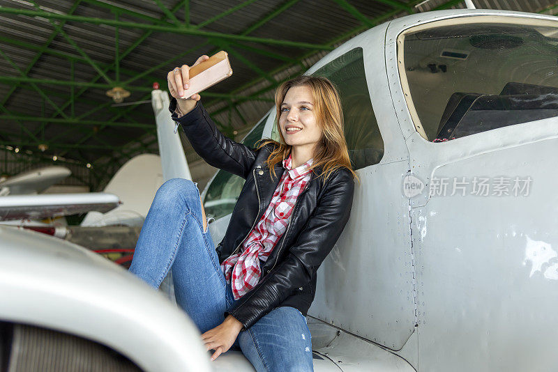年轻的女飞行员，正在进行视频通话。