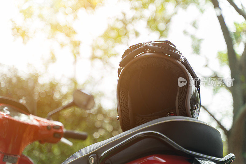 摩托车后座上的复古头盔。准备好旅行，安全旅行的理念。