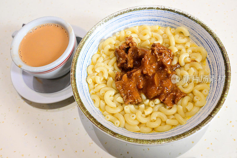 香港茶餐厅的香港奶茶和沙茶牛肉通心粉