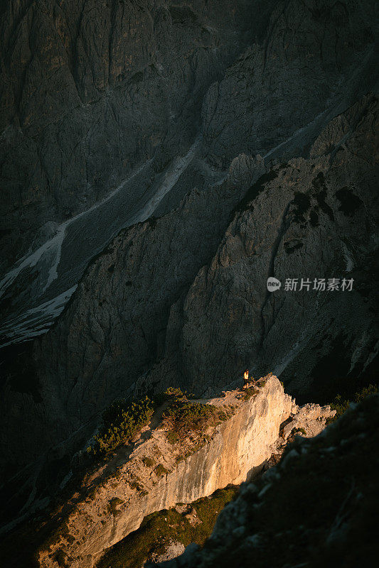 阳光普照的群山的宁静景色。特伦蒂诺山谷完美的度假胜地