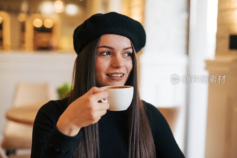 面包店里的年轻女子