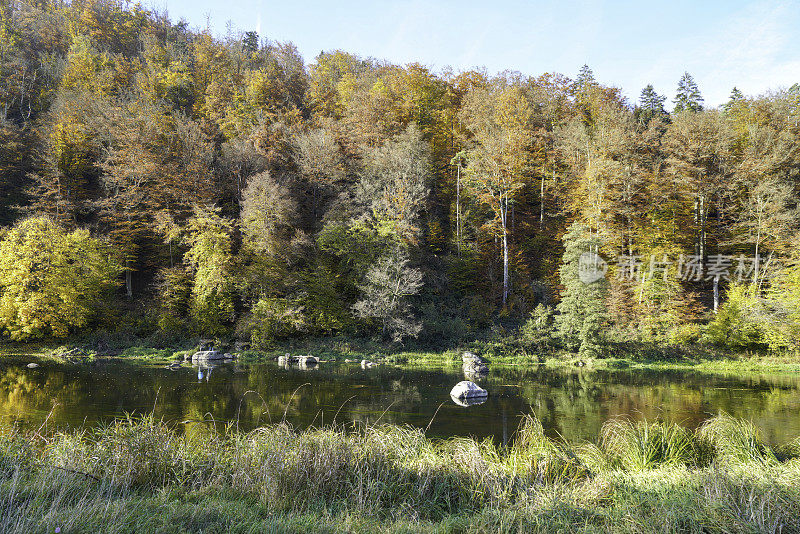 巴伐利亚州雷根斯塔夫附近的雷根河上的休闲区