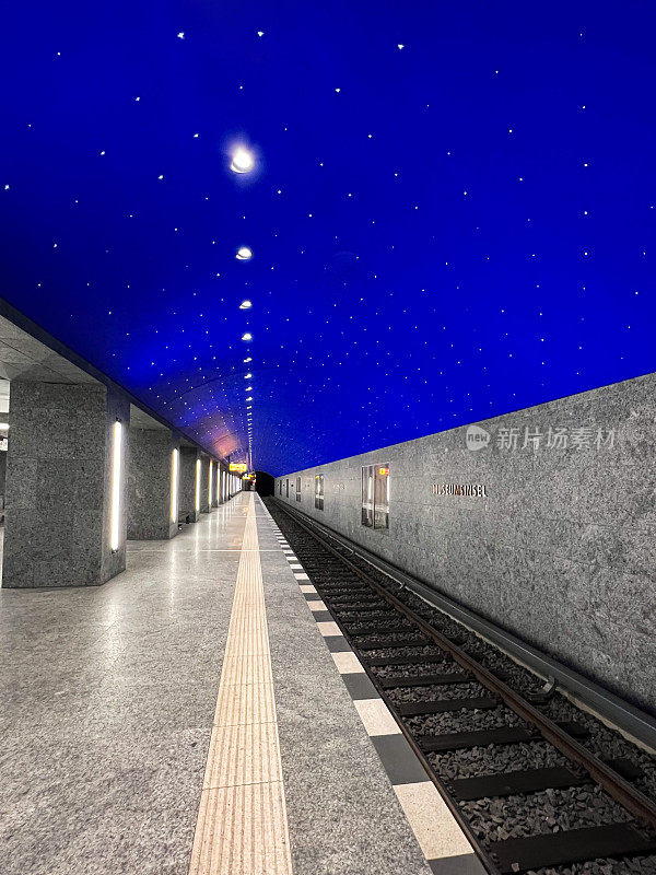 柏林地铁U5线空无一人的地铁站，天花板被设计成星空