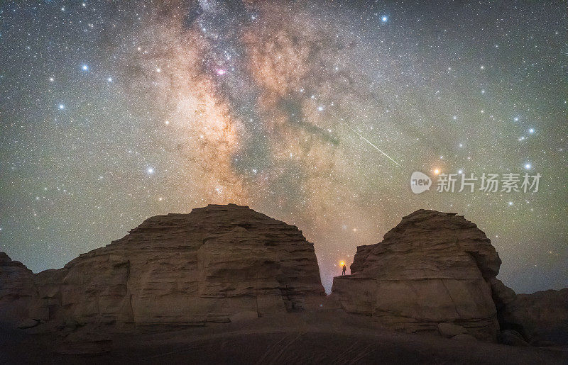 中国新疆哈密雅丹星空与银河