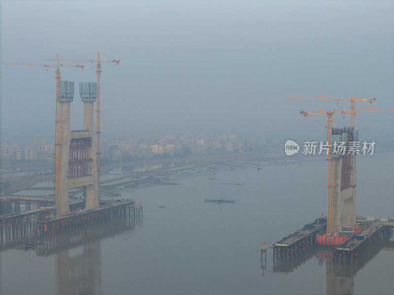 清晨，正在建设中的跨海大桥的航拍照片