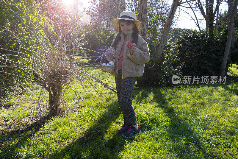 小女孩手中五颜六色的复活节彩蛋