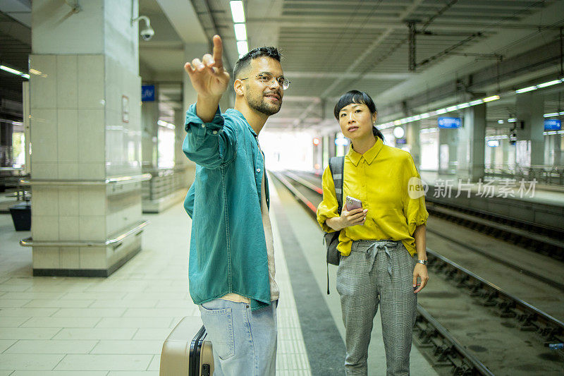 幸福的年轻夫妇在旅行时乘坐地铁