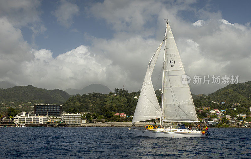 一艘游艇驶近多米尼加的罗索