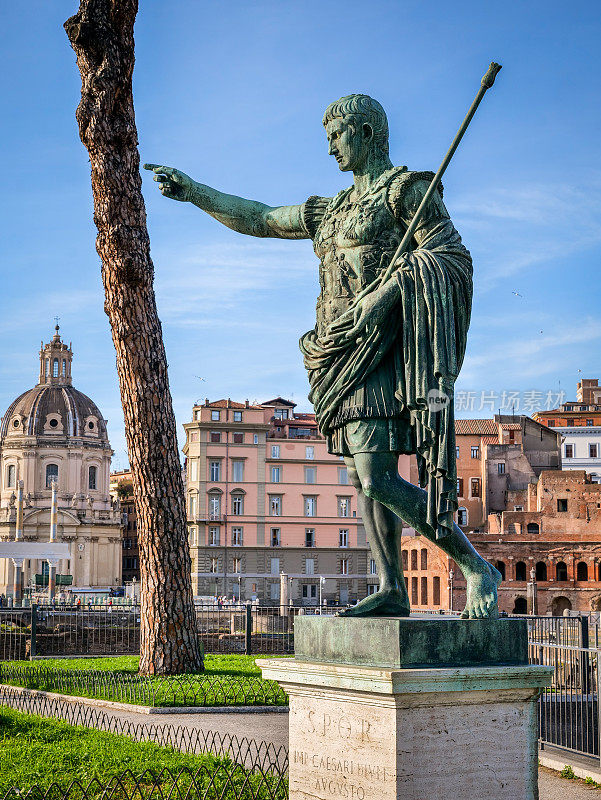 位于罗马广场中心的美丽的奥古斯都皇帝铜像