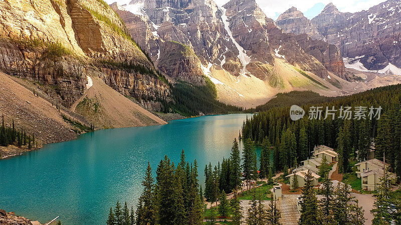 加拿大班夫国家公园冰碛湖的神奇景观，十峰谷。鼓舞人心的照片。