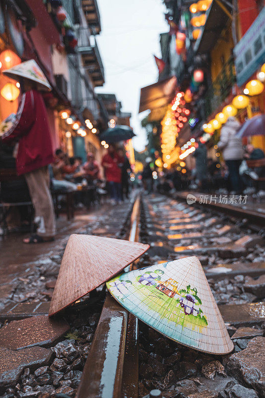 亚洲风格的圆锥形帽子在越南河内火车轨道上的旅行概念