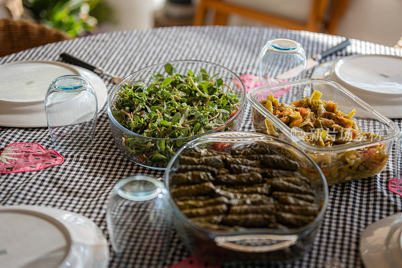 餐桌上摆放着土耳其食物。