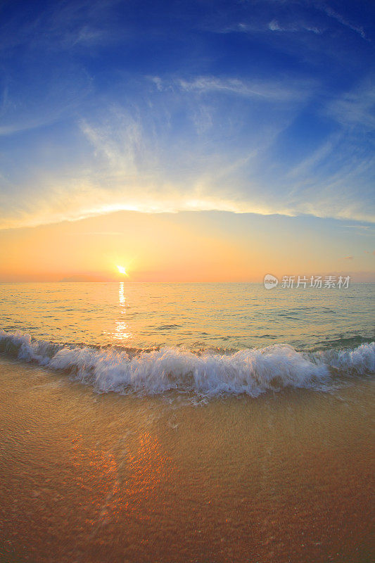 日落在海洋和沙滩上