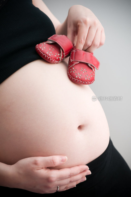 孕妇的肚子里有小鞋子