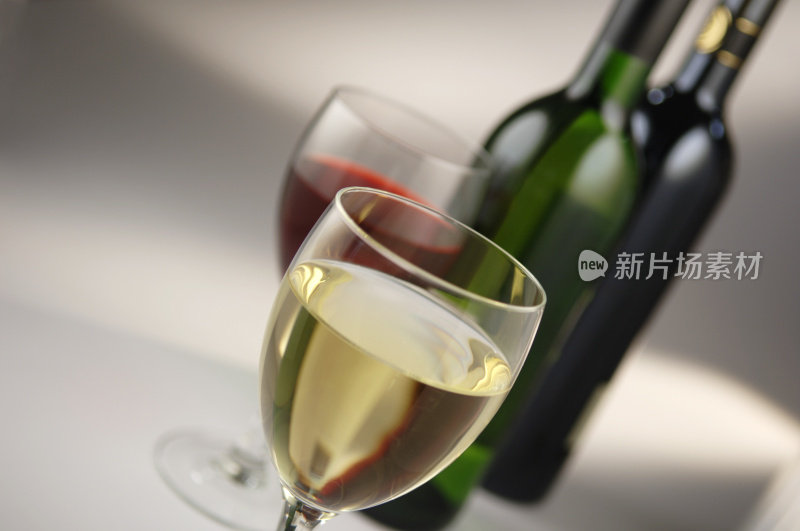 红、白葡萄酒杯和酒瓶