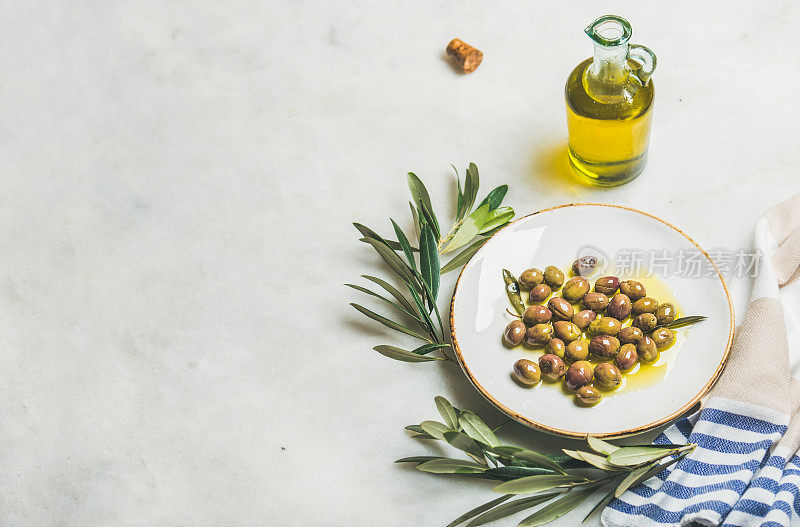 腌制地中海绿色橄榄，橄榄枝和橄榄油