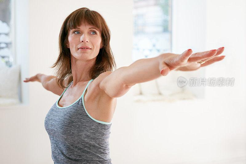 女人在做瑜伽的战士姿势