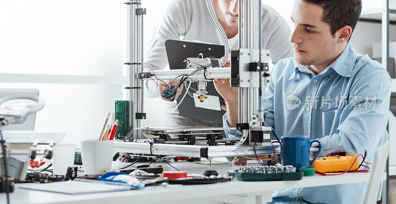 工程学生使用3D打印机