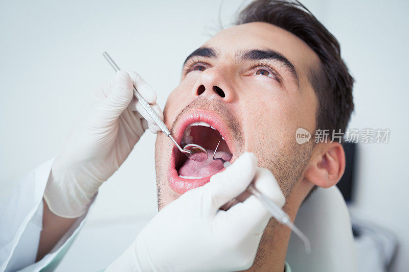 男人有他的牙齿检查的特写