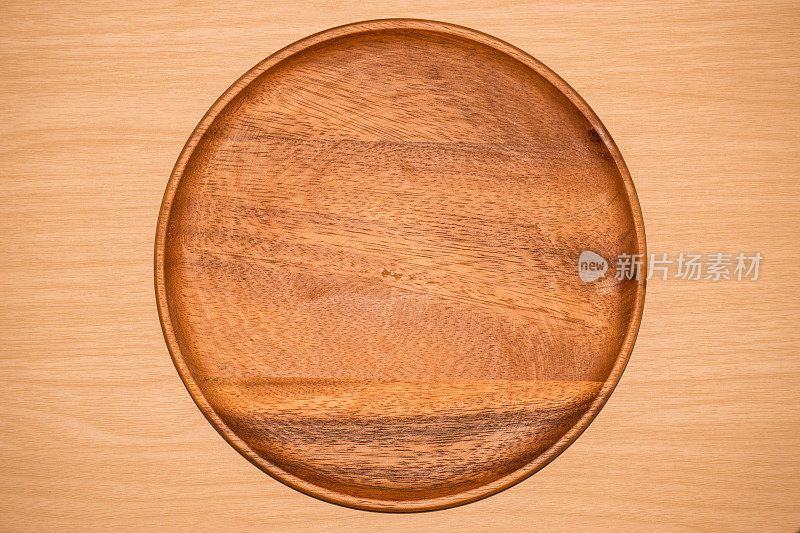 桌子背景上的木托盘