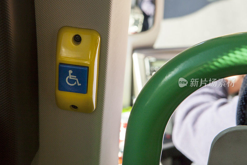 残疾人旅游车上的按钮