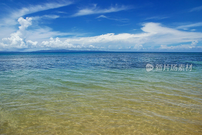 斐济塔韦乌尼岛岸边清澈的海水