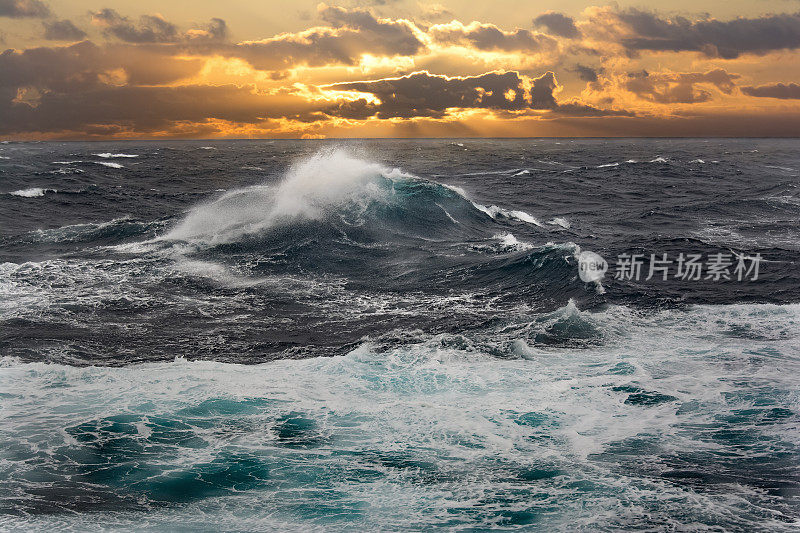 暴风雨期间大西洋的海浪。