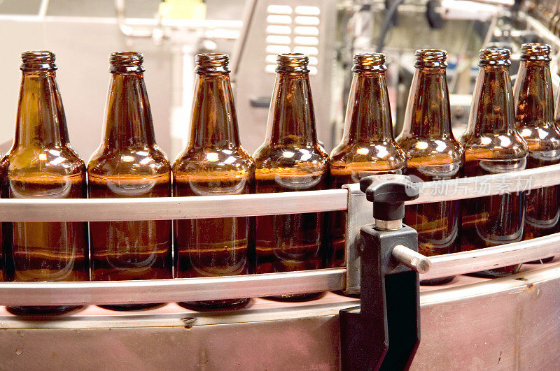 装瓶厂的啤酒瓶