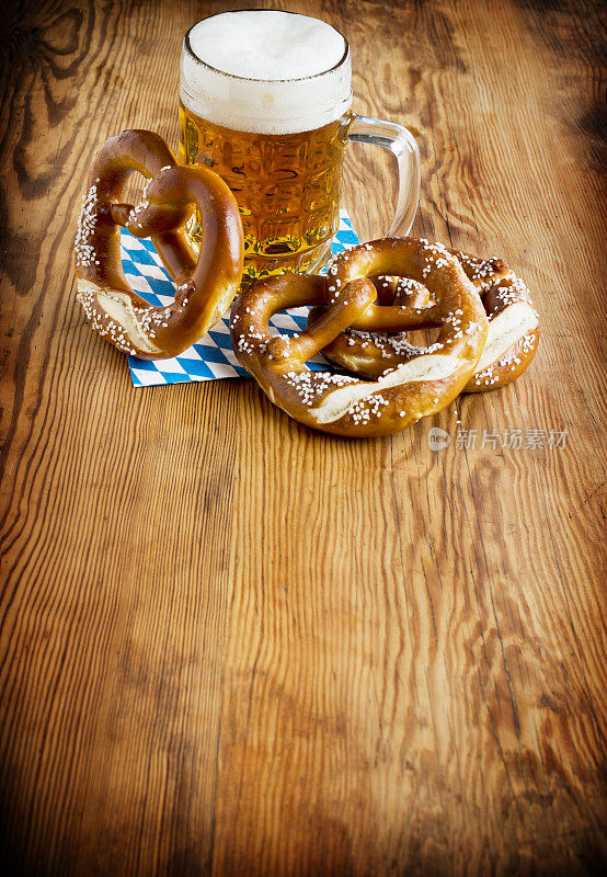 慕尼黑啤酒节背景-啤酒和椒盐卷饼
