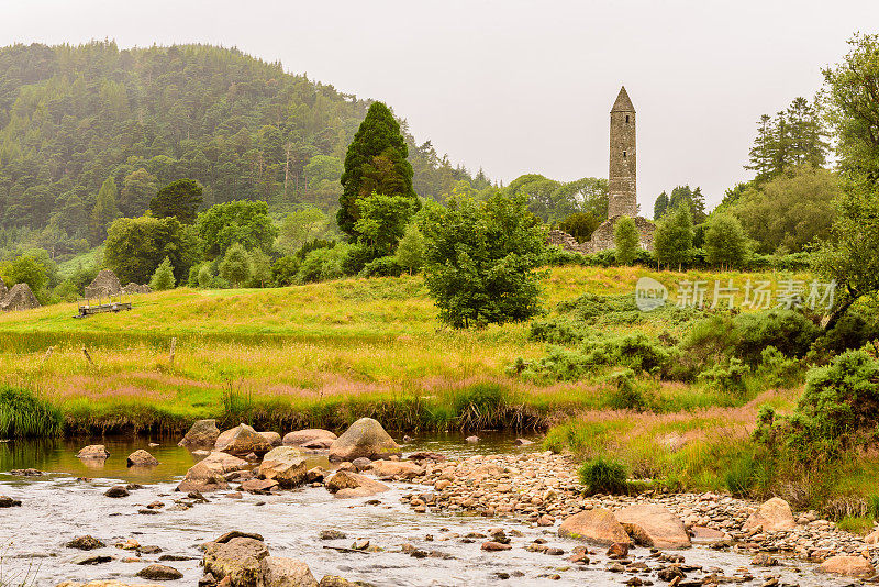 格兰达洛遗址和小溪，爱尔兰共和国
