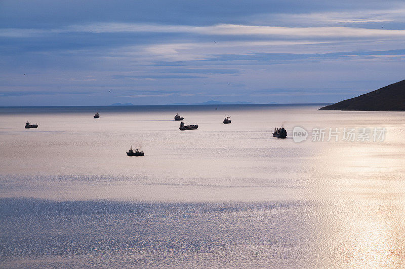 鄂霍次克海。湾Nogaeva。