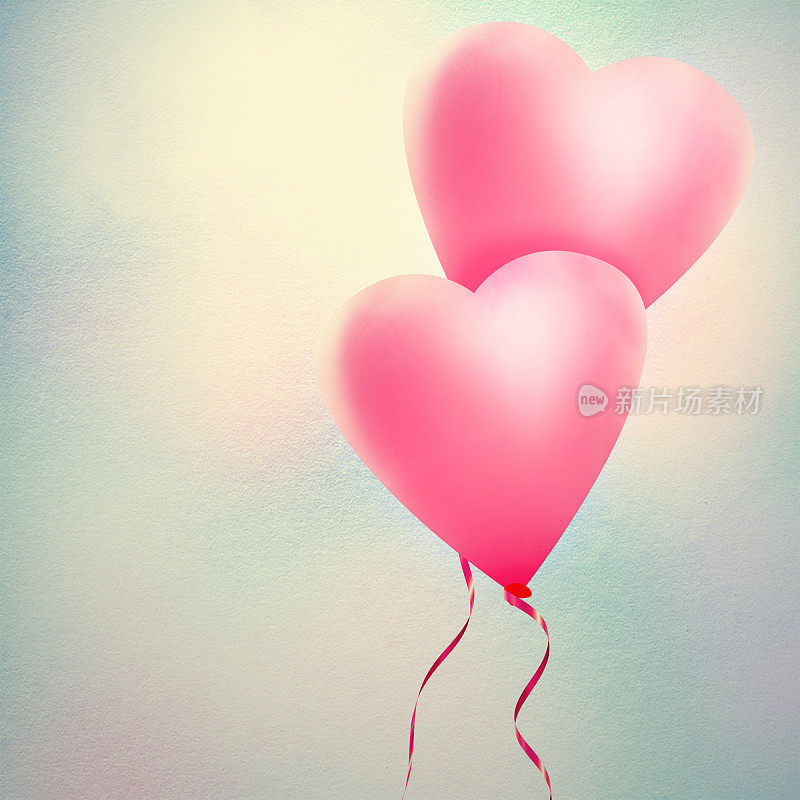 爱的心气球在复古的蓝天。