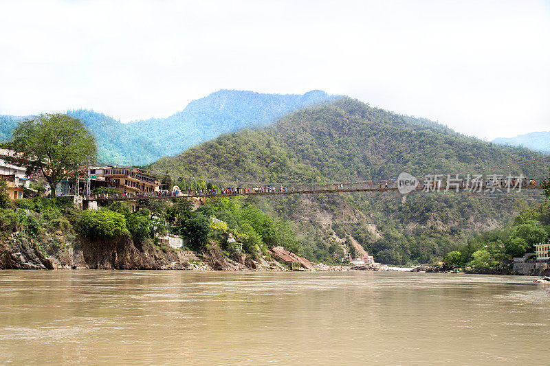 恒河穿过印度的哈德瓦尔山脉