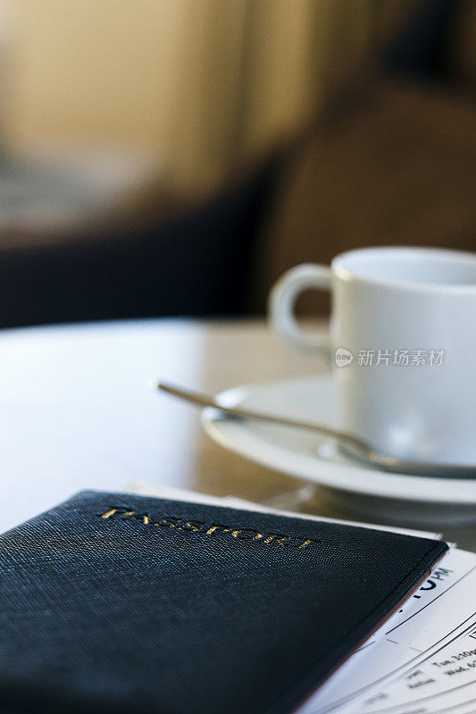 护照和咖啡杯