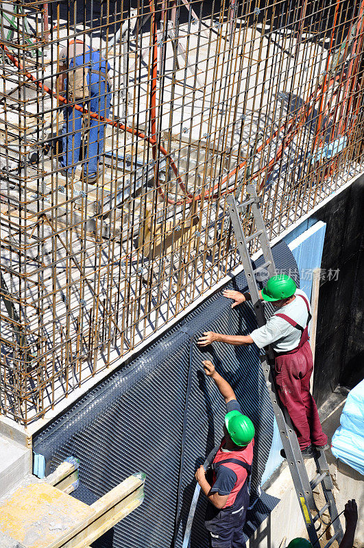 工人们正在建筑工地工作