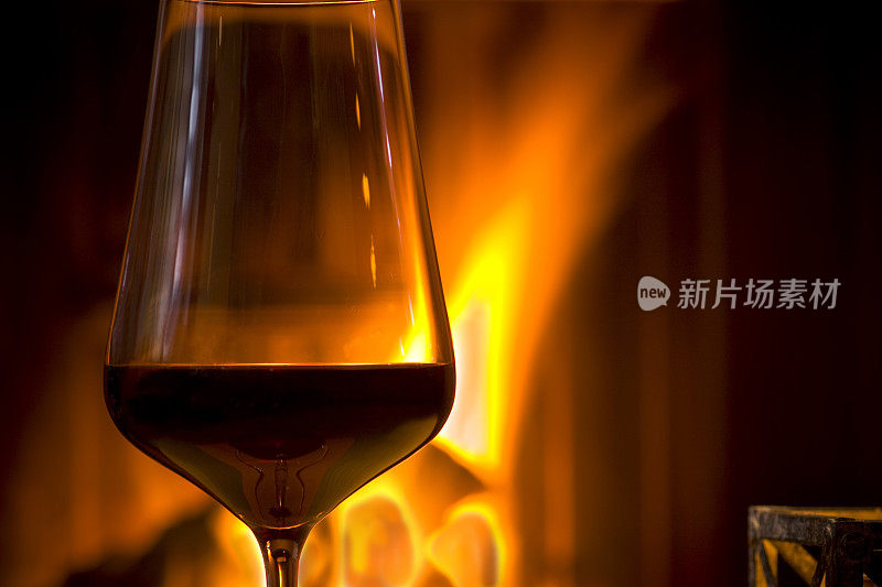 壁炉边的葡萄酒