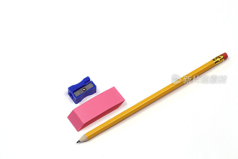 带卷笔刀和橡皮的铅笔。