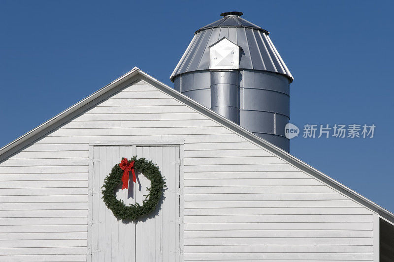 为乡村圣诞节准备的带节日花环的谷仓