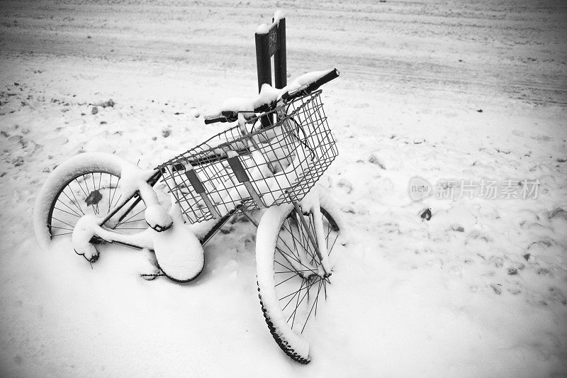 在雪下的街道上骑车