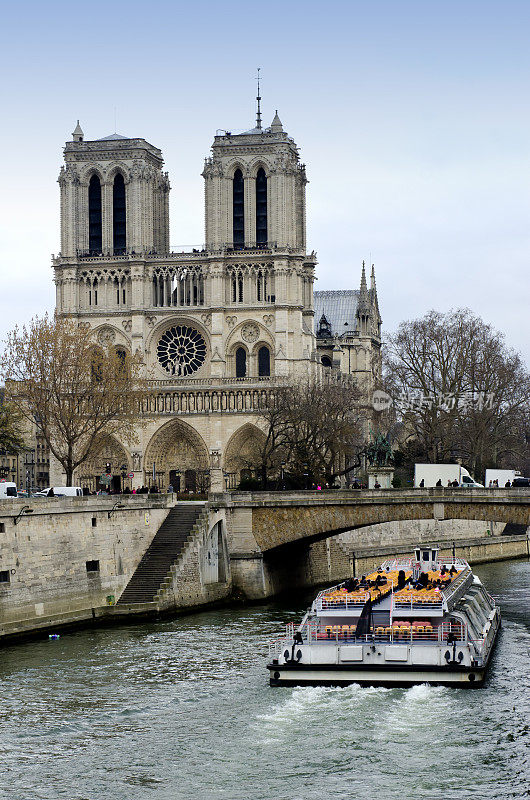巴黎圣母院，飞艇