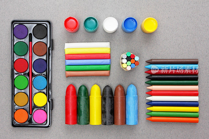 蛋彩画，水彩，蜡笔和画笔在灰色的背景