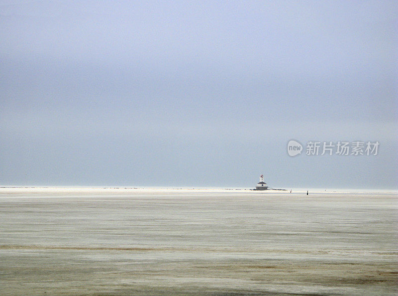 灯塔，海冰和天空。