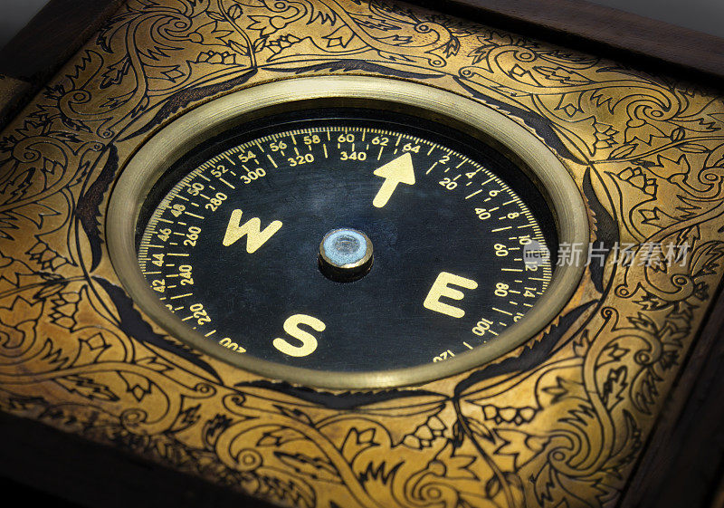 黄铜古董指南针，特写，方向